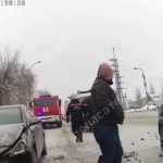 Новосибирец устроил ДТП и выпрыгнул из машины, пока ему пытались помочь
