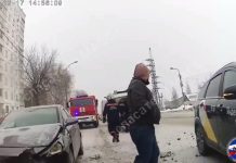 Новосибирец устроил ДТП и выпрыгнул из машины, пока ему пытались помочь