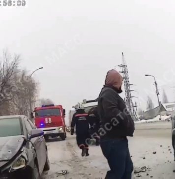 Новосибирец устроил ДТП и выпрыгнул из машины, пока ему пытались помочь