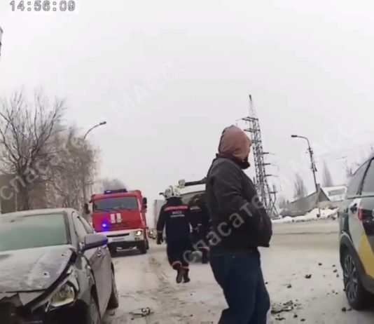 Новосибирец устроил ДТП и выпрыгнул из машины, пока ему пытались помочь