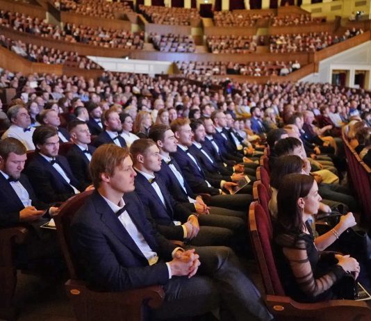 Сборная России по хоккею прикоснулось к искусству в новосибирском НОВАТе