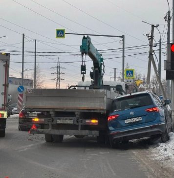 Массовое ДТП в Новосибирске: три фуры и несколько легковушек перекрыли движение