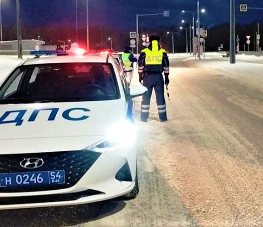 Новосибирские полицейские разогнали дрифтеров у гипермаркета «Лента»