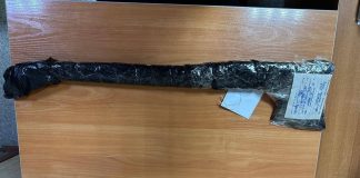 Новосибирец с топором напугал соседа и ответит за это в суде