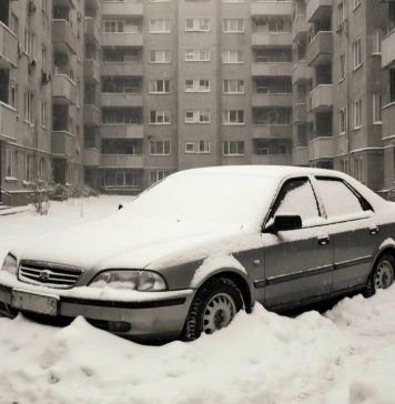 Новосибирская УК заплатит 780 тысяч за поврежденный снегом автомобиль