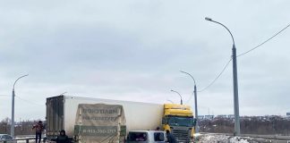 Фура перекрыла движение по Бугринскому мосту в Новосибирске