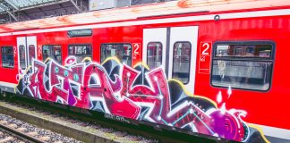 Граффитисты-гастролеры расписали новосибирские электрички на 80 тысяч рублей