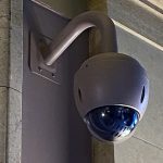 Жительница Новосибирской области через суд ликвидирует соседскую видеокамеру в подъезде