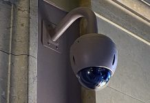 Жительница Новосибирской области через суд ликвидирует соседскую видеокамеру в подъезде