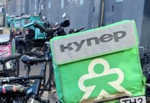 Полиция ищет курьера из службы доставки, избившего пенсионерку