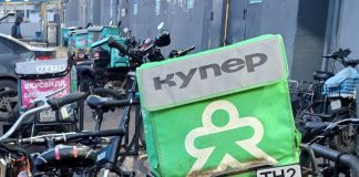 Полиция ищет курьера из службы доставки, избившего пенсионерку