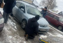 Жительница приехала судиться приставами на автомобиле и лишилась его