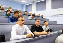 Студентов СибГУТИ заставили заниматься в аудитории с протекающим потолком