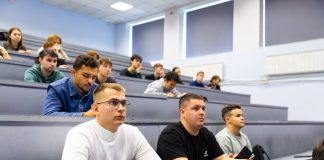 Студентов СибГУТИ заставили заниматься в аудитории с протекающим потолком