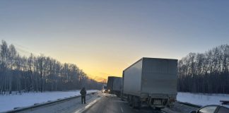 Две фуры столкнулись лоб в лоб под Новосибирском. Есть пострадавшие