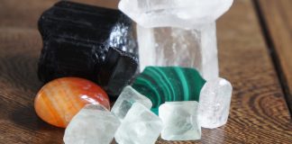 Жительница Новосибирска пошла под суд за контрабанду полудрагоценных камней Полудрагоценные камни