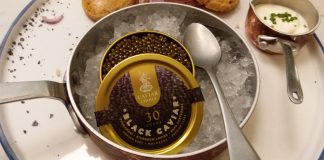 Черную икру вместо денег забрали грабители из магазина