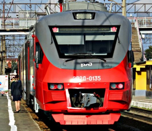 Поломка снегоочистителя могла стать причиной масштабной задержки электричек