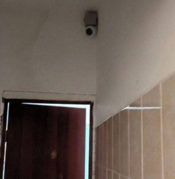 Руководство новосибирской школы хочет вернуть видеонаблюдение за учениками в туалетах