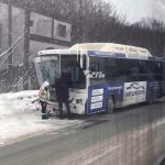 Автобус и грузовик столкнулись лоб в лоб на дороге Новосибирска