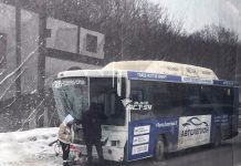 Автобус и грузовик столкнулись лоб в лоб на дороге Новосибирска