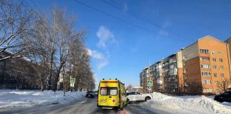 Не пропустил: Премиальный внедорожник протаранил скорую помощь в Новосибирске, двое пострадали