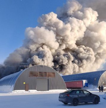 Крупный пожар, охвативший склады под Новосибирском, ликвидирован