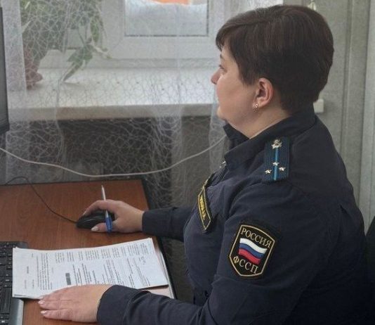 Женщина подала на экс-мужа в новосибирский суд из-за поведения сына