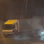 Легковушка врезалась в грузовик и утянула его с обочины в Новосибирске