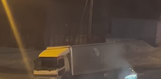 Легковушка врезалась в грузовик и утянула его с обочины в Новосибирске