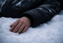 Тело мужчины нашли возле бара в Ленинском районе Новосибирска