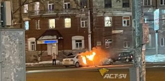 Машина вспыхнула после столкновения на перекрёстке в Новосибирске