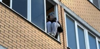 В Новосибирске спасателей вызвали к женщине с манией преследования