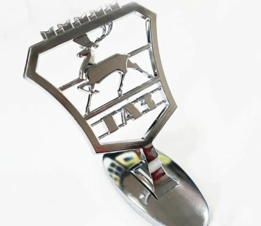 Автозавод наказал новосибирского продавца за контрафактные эмблемы на капот «ГАЗ»