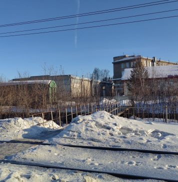 В Новосибирске электричка насмерть сбила пенсионера, переходившего пути по пешеходному настилу