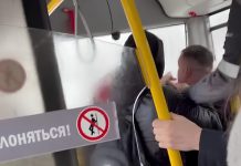 Новосибирцы устроили драку в переполненном троллейбусе №8 на глазах у детей