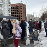 В Новосибирске рядом с митингом против забоя скота устроили уборку снега