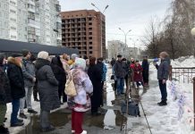 В Новосибирске рядом с митингом против забоя скота устроили уборку снега