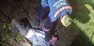 Спасатели в Новосибирске достали мужчину со дна оврага