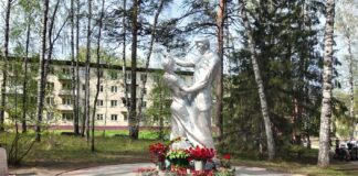 В новосибирском сквере восстановят вырванные детьми памятные таблички узникам концлагерей