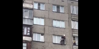 В Новосибирске спасателям пришлось лезть в окно к 85-летней женщине