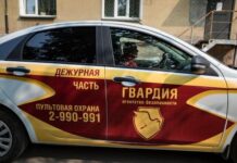 Жители Новосибирска штурмовали алкомаркет с помощью строительного поддона